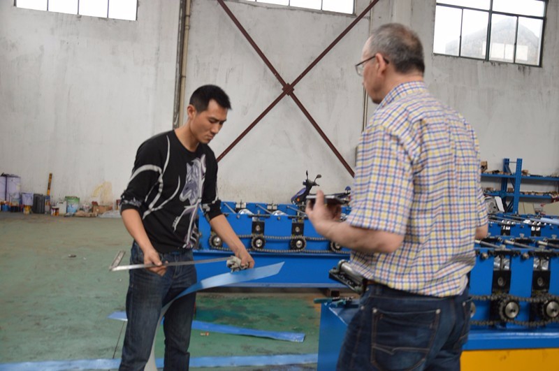 Máquina perfiladora de puertas enrollables para puertas de garaje